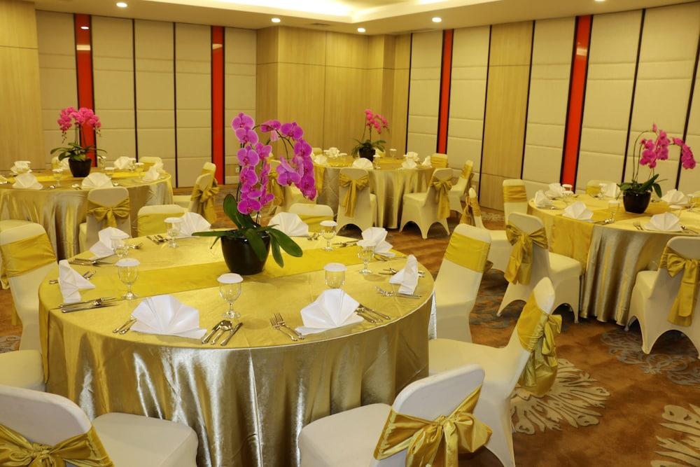Hotel Santika Mega City Bekasi Extérieur photo