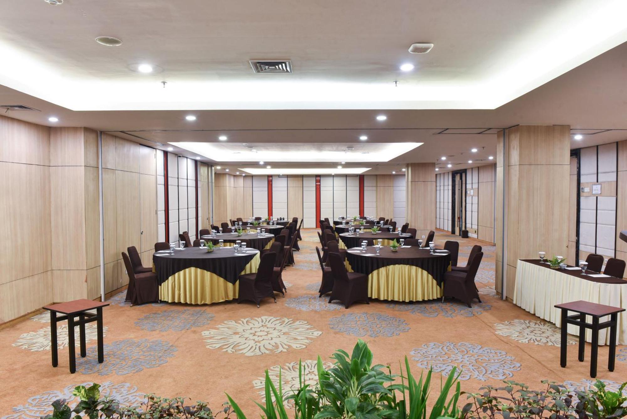 Hotel Santika Mega City Bekasi Extérieur photo